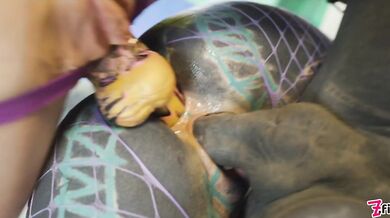 Anuskatzz and Miss Flora get their strapon-clad bodies drilled in wild threesome