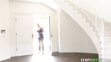 Alexis Fawx teaches her stepdaughter how to squirt in threesome