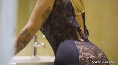 Blonde girl Liza Del Sierra with sexy lingerie enjoys deep anal sex