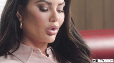 Savanah Storm arch her back as a thick pipe pulverizes her mature frame