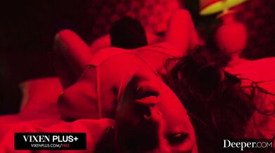 The stunning Vanna Bardot takes on the ultimate airtight challenge