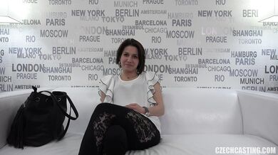 Pretty amateur girl gets her snatch stretched in this hardcore home video